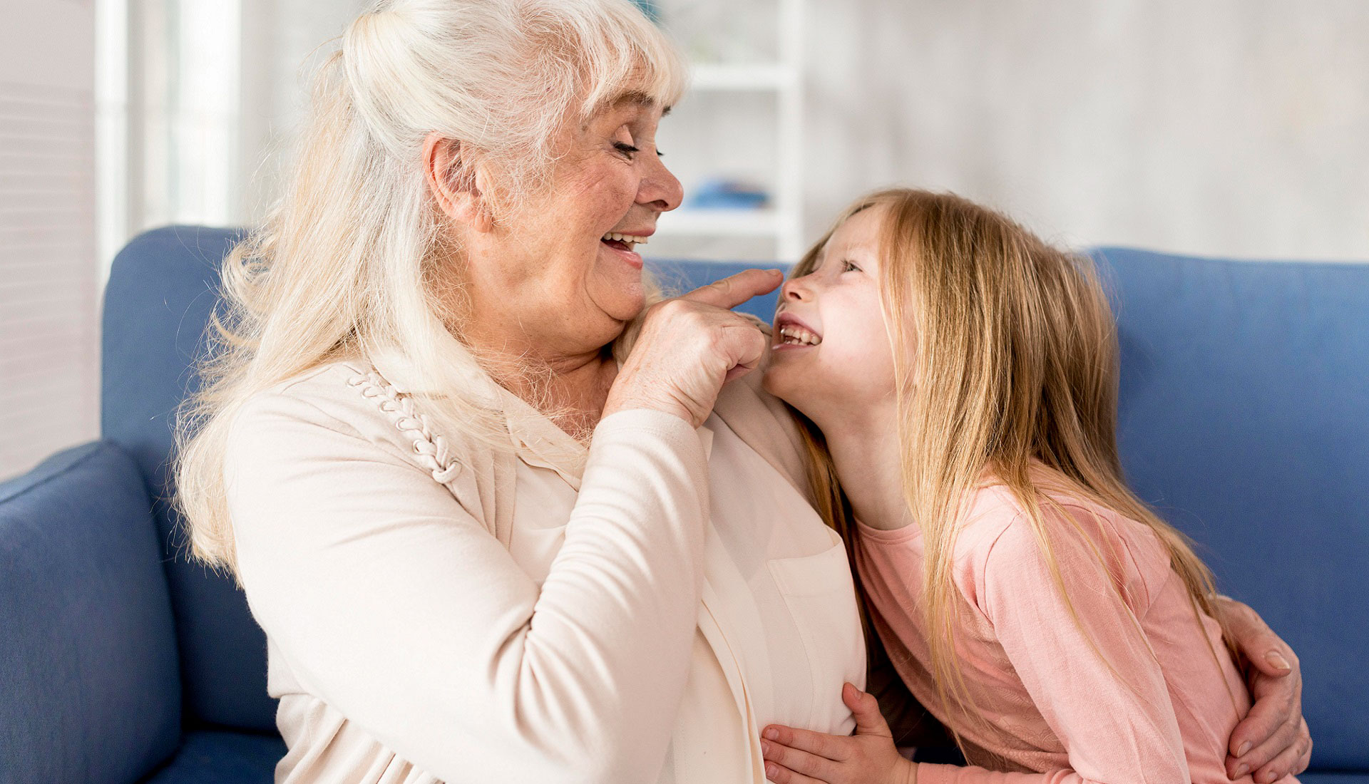 Abuela y Nieta felices